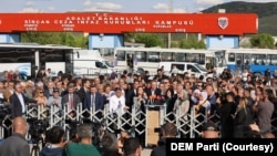 Duruşmayı izleyen siyasi parti ve STK’lar, kararın açıklanmasından sonra Sincan Cezaevi önünde açıklama yaparak, tepki gösterdi.