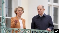 German Chancellor Olaf Scholz, right, welcomes European Commission President Ursula von der Leyen for a meeting as part of a two-day closed session of the German government at Meseberg Palace near Berlin, March 5, 2023.