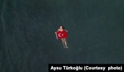 Türk sporcu ve yüzücü Aysu Türkoğlu