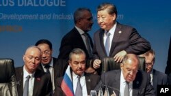 Prezidan Lachin Xi Jinping mache bo kote Minis Afe Etranje Larisi Sergei Lavrov ak Minis Afe Etranje Lachin Wang Yi pandan rankont o some BRICS la nan Johannesburg, 24 Out, 2023. 