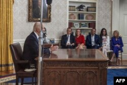 Başkan Biden Oval Ofis'ten ulusa seslenirken eşi Jill Biden, oğlu Hunter Biden, torunu Finnegan Biden, kızı Ashley Biden ve eşi Howard Krein da Biden'ın masasının yakınında kamera açısına girmeyen duvar kenarından izledi, 24 Temmuz 2024.