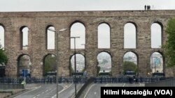 Polis tarihi Bozdoğan Sukemeri’nin önüne barikat kurarak, 1 Mayıs kortejinin Taksim Meydanı'na yürümesine izin vermedi.