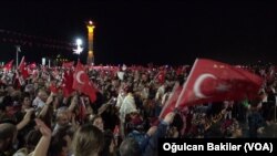 Türkiye Cumhuriyeti’nin kuruluşunun 100’üncü yıldönümü dolayısıyla İzmir’de de coşkulu kutlamalar düzenlendi