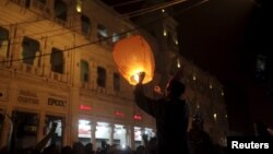 Pakistan'ın Lahor kentindeki yeni yıl kutlamaları sırasında gökyüzüne dilek fenerleri bırakılıyor (ARŞİV) - 31 Aralık 2015 