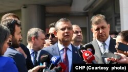 Cumhuriyet Halk Partisi (CHP) Genel Başkanı Özgür Özel, yerel seçimlerden bir gün önce başta gençler olmak üzere bütün vatandaşları oy vermeye çağırdı. “Türkiye tek parti rejimine evrilmiş, demokrasisi askıya almış durumda” diyen Özel "devletle milletin yarıştığını" söyledi.