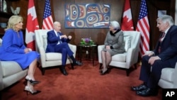 Prezidan Joe Biden Pale pandan limenm ak premye dam Jill Biden rankontre Gouvene Kanada a, Mary Simon ak mari li, Whit Fraser, nan ayewopo entenasyonal Ottawa, Kanada, 23 Mas, 2023. 