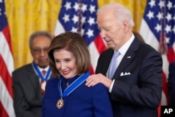 Demokrat Başkan Biden’a en yakın isimlerden biri olan Temsilciler Meclisi’nin eski Başkanı Nancy Pelosi Çarşamba günü MSNBC’ye yaptığı açıklamada, Biden’ın 2024 yarışında kalıp kalmayacağına hızlı bir şekilde karar vermesi gerektiğini söyledi. (FOTO-ARŞİV)