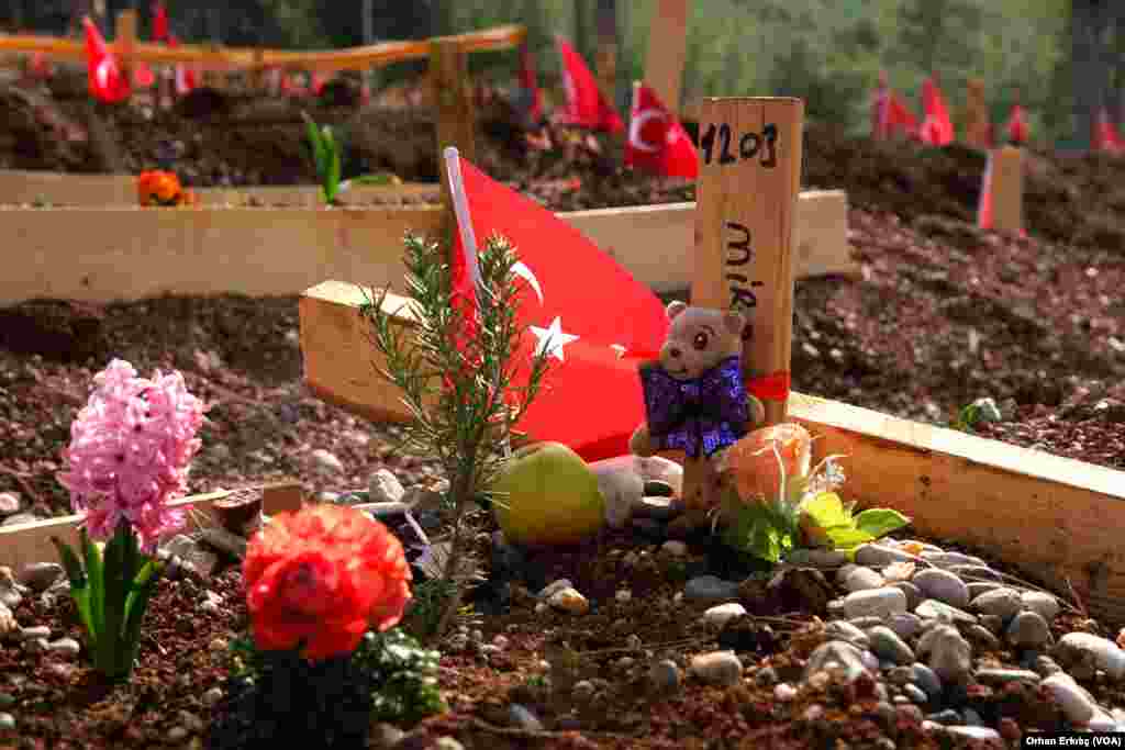 Depremin yerle bir ettiği diğer 10 ilde olduğu gibi Kahramanmaraş’ta da hayatını kaybedenler toplu bir şekilde toprağa veriliyor.