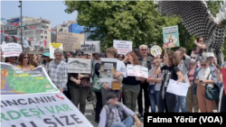 Üç kentte sokak hayvanları ile ilgili hazırlanan kanun teklifine karşı eylem düzenledi. 