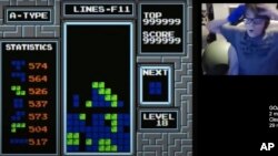 Willis Gibson, 13 zan reyaji apre li ranpote la viktwa nan jwet videyo Nintendo ki rele Tetris la. Li se premye jwe ki rive kale ofisyelman vesyon orijinal jwet la. 