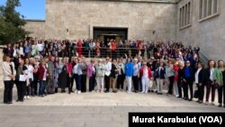 Türkiye genelinde hak örgütü temsilcisi ve gönüllü kadınlar,TBMM’yi ziyaret ederek, olası Anayasa ve yasa değişikliklerine karşı, mesajlar verdi.