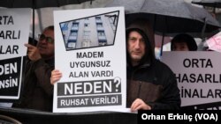 "Orta Hasar ve Uygun Olmayan Alan Mağdurları Platformu” üyeleri taşıdıkları dövizlerle yaşadıkları konut sorununu protesto etti.