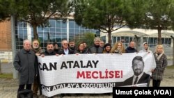 “Can Atalay’ın Meslektaş Arkadaşları” grubu, bugün Silivri Cezaevi’nde TİP Hatay milletvekili Can Atalay’ı ziyaret etti. 