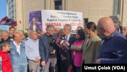 101 gündür Silivri Cezaevi’nde tutuklu bulunan gazeteci Merdan Yanardağ, bugün çıktığı ilk duruşmada “terör örgütü propagandası” suçundan 2 yıl 6 ay hapis cezasına mahkum edilerek tahliye edildi.