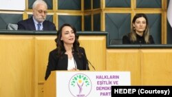 HEDEP Sözcüsü Ayşegül Doğan, parti yönetiminde büyükşehirler dahil her yerde kendi adaylarıyla yerel seçimlere girme kararı alındığını açıkladı.