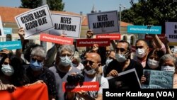 İstanbul’da 27 Haziran 2021’de AFP fotomuhabiri Bülent Kılıç’ın polis tarafından yere yatırılarak boynuna bastırılması gazeteciler tarafından protesto edilmişti.