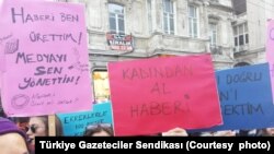 Türkiye Gazeteciler Sendikası'nın araştırmasına göre, medyada yönetici pozisyonlarında kadınlardan çok erkekler bulunuyor.