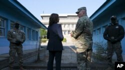 Vis Prezidan Etazini Kamala Harris, mitan, kanpe bo kote liy demakasyon an nan zon demilitarize a (DMZ) ki separe 2 Kore yo, nan Panmunjom, Kore di Sid, Jedi 29 Sept. 2022. 