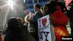 Foto Achiv: imigran Ayisyen ak patizan pran lavi pou rejte desizyon depatman Sekirite Nasyonal la pran pou'l mete fen nan TPS pou Ayisyen nan Manhattan, Nouyok, 21 Nov. 2017. 