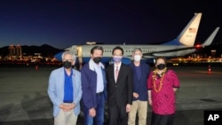 Nan foto sa a ke Ministe Afe Etranje Taiwan nan distribye bay laprs, nou we delegasyon kongre Ameriken an ki gen ladann depite ak senat avek Donald Yu-Tien Hsu, Direkte Jeneral Depatman Amerik di No Ministe Afe Etranje Taiwan nan. 