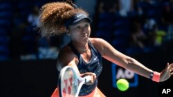 Japonez-Ayisyen Naomi Osaka pandan match li nan tounwa Open Ostralyen an nan vil Melbourne, Ostrali, Jedi 18 Fevriye, 2021. 