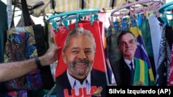 Brasil - eleiçōes 2022 - toalhas com a cara dos candidatos presidenciais Lula da Silva e Jair Bolsonaro