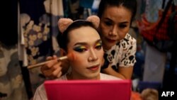 TƯ LIỆU - Một thành viên là người LGBT của đoàn hát lô tô Sài Gòn Tân Thời được trang điểm trong hậu trường trước khi bắt đầu một buổi biểu diễn ại Thành phố Hồ Chí Minh, ngày 27 tháng 6, 2020.