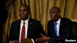 Prezidan ayisyen an Jovenel Moise a goch, ak Premye minis nome a Jean Henry Ceant pandan seremoni prezantansyon Mesye Céant kòm premye minis nan Palè Nasyonal Pòtoprens, Ayiti, 7 out 2018. Foto: REUTERS/Andres Martinez Casares - RC153ACCD410