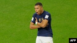 Attquant ya Frnace Kylian Mbappé azali kosepela nsima na kotia mongete ya mistao ya ekipi na ye liboso lya Pologne na 8e ya Mondial Qatar 2022 na stade Al-Thumama, Doha, 4 décembre 2022. (Photo by Odd ANDERSEN / AFP)