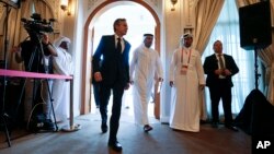 Sekrete d Eta Etazini Antony Blinken (mitan a goch) ak Minis Afe Etranje Qatar, Mohammed Bin Abdulrahman Al Thani (mitan a dwat) anvan yon konferans pou lapres nan Klib Diplomatik la nan Doha, Qatar, 22 Nov. 2022. 