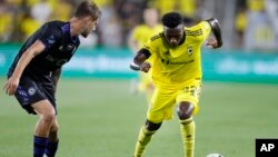 Foto Achiv: Derick Etienne (a dwat) drible balon an pandan match Columbus Crew kont CF Montreal, 3 Out, 2022. 