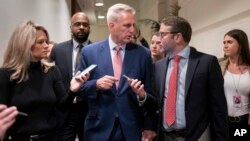 Lide Repibliken Lachanm Depite Etazini, Kevin McCarthy (Kalifoni) rive pou yon rankont prive nan Capitol la nan Washington, Madi 3 Janvye 2023.