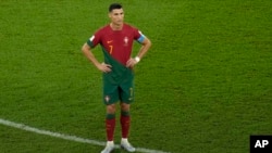 Jwe seleksyon nasyonal Potugal Cristiano Ronaldo reyaji pandan match Gwoup H ekip li a kont Ghana nan Qatar, 24 Nov. 2022. 