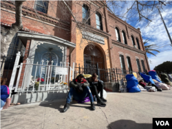 Migran nan vil El Paso, Texas, 7 Janvye 2023. (Foto: Jorge Agobian / VOA Espayol)