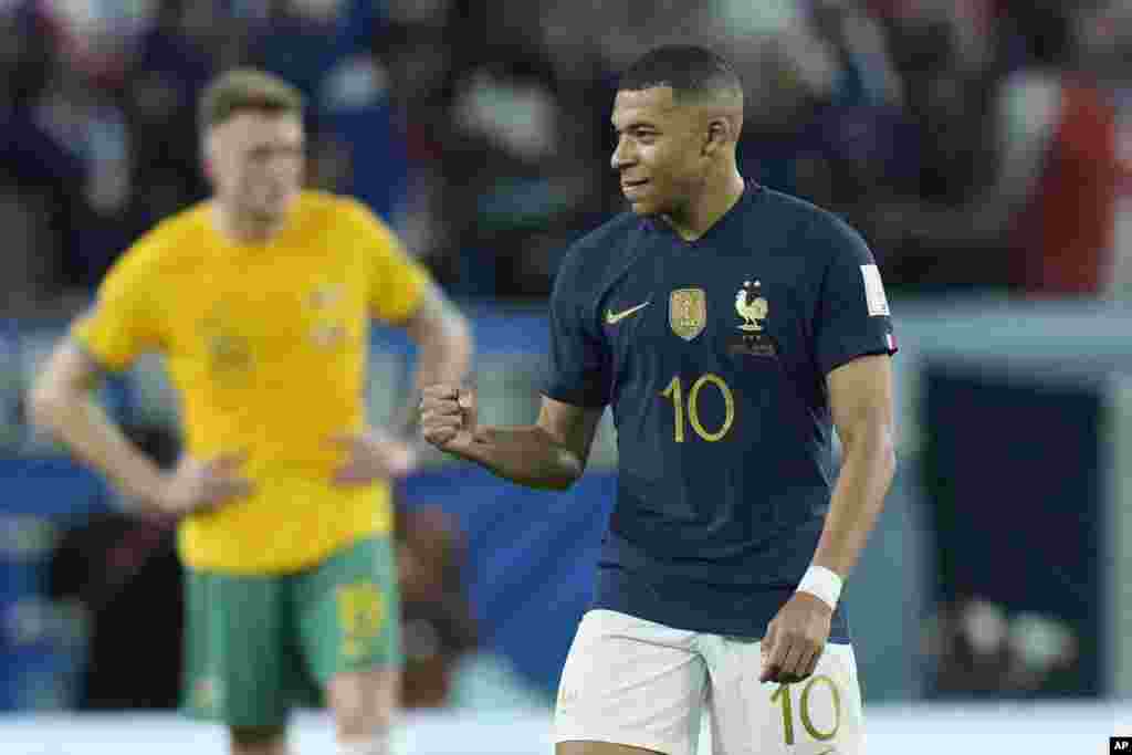 Kylian Mbappe fete apre li make 3em gol ekip La Frans nan match Gwoup D li kont Ostrali nan Mondyal Qatar la, 22 Nov. 2022. 