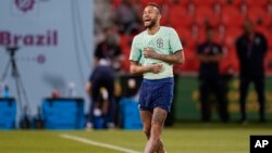 Neymar souri pandan sesyon antrenman seleksyon naysonal Brezil la nan stad Grand Hamad la nan Doha, Qatar, Dimanch 4 Desanm, 2022. 