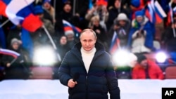 Prezidan Ris la Vladimir Putin pwononse yon diskou pandan yon konse pou make 8em anivese referandom sou eta Krime ak Sevastopol ak reyinifikasyon yo ak La Risi, nan Moskou, Vandredi 18 Mas, 2022.