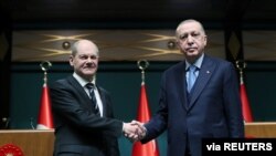 Prezidan La Tiki, Tayyip Erdogan ak Chanselye Alman Olaf Scholz apre yon konferans de pres nan Pale Prezidansyel la nan Ankara, La Tiki, 14 Mas 2022. 