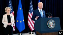 Prezidan Joe Biden ak Prezidan Komisyon Euwopeyen an Ursula von der Leyen pale ak lapres sou envazyon La Risi ann Ikren Vandredi 25 Mas, 2022. 