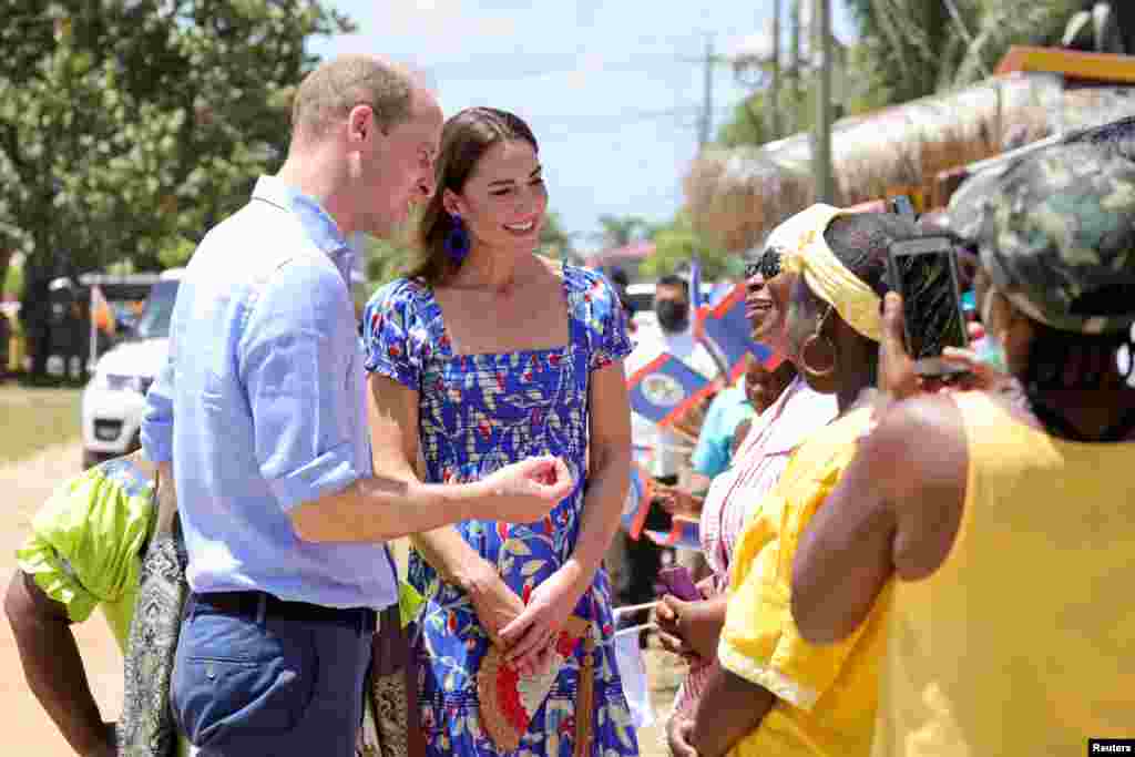 Prens William d&#39; Anglete ak Catherine Duches Cambridge la pale ak moun Hopkins, yon ti bouk ki sitye sou kot peyi Beliz, 20 Mas 2022. 