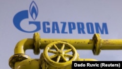 Ilustrasi pipa gas alam dengan latar belakang logo perusahaan migas Rusia, Gazprom, 31 Januari 2022. (Foto: REUTERS/Dado Ruvic)