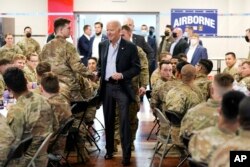 Prezidan Joe Biden al vizite manm 82nd Airborne Aviyasyon Ameriken nan Jasionka, Poloy, 25 Mas 2022.