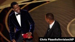 Prezantate Chris Rock a goch, reyaji apre Will Smith souflete li pandan li tap prezante pri pou meye dokimante a nan seremoni remiz pri Oscar la, Dimanch 27 Mas, 2022. 