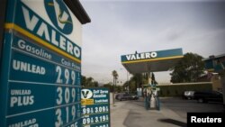 Giá tại một trạm xăng của tập đoàn năng lượng Valero ở Pasadena, California, ngày 27/10/2015.