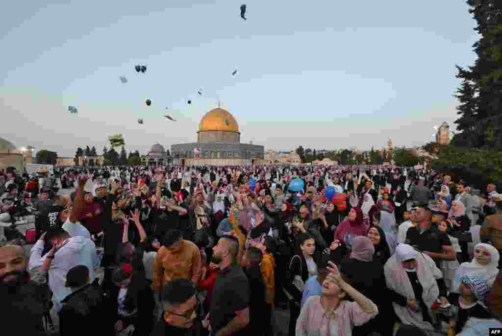 مسلمانوں کے قبلہ اول مسجد القصیٰ میں عید الفطر کے موقع پر نماز کی ادائیگی کے بعد ایک دوسرے کو تحائف تقسیم کیے جا رہے ہیں۔&nbsp;