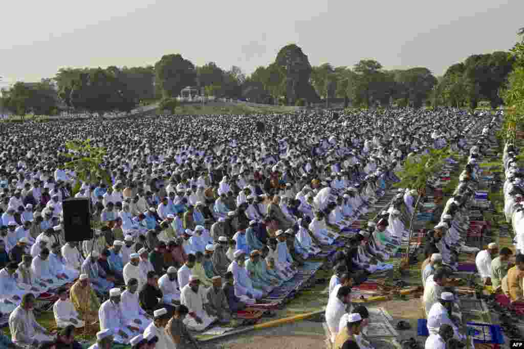 پاکستان کے شہر پشاور کی عید گاہ میں شہری عیدالفطر کی نماز ادا کر رہے ہیں۔