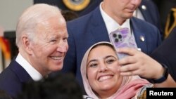 Ông Joe Biden mới nhận được một tin vui: Số dân Mỹ ủng hộ chính phủ ông tăng thêm 3 phần trăm trong tháng qua. Tin vui đó chưa đủ.