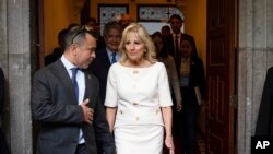 Premye Dam Jill Biden pale ak konseye wo plase Anthony Bernal anvan diskou li nan Palè Carondelet a nan vil Quito, Ekwatè, Jedi 19 Me 2022. 