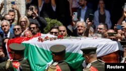 Palestinians bid farewell to Al Jazeera journalist Shireen Abu Akleh, who was killed during an Israeli raid, in Ramallah in the Israeli-occupied West Bank, May 12, 2022. 