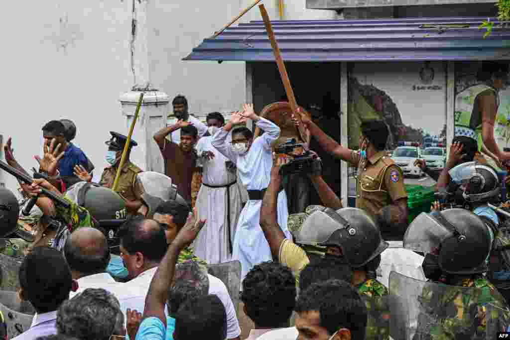 سری لنکا میں جاری سنگین معاشی بحران کے باعث گزشتہ کئی ہفتوں سے ملک میں بڑے پیمانے پر احتجاجی مظاہرے ہو رہے تھے۔